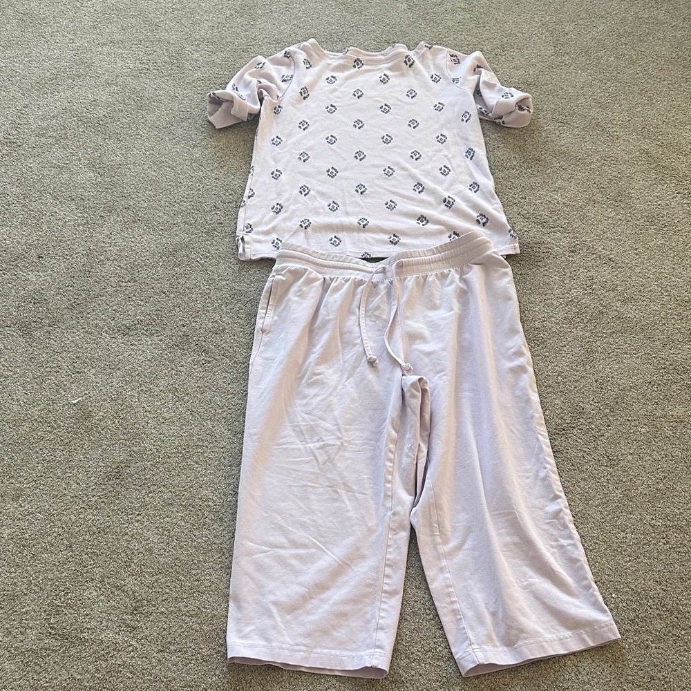 Style & Co. Women's purple short sleeve top with design with purple capris  M